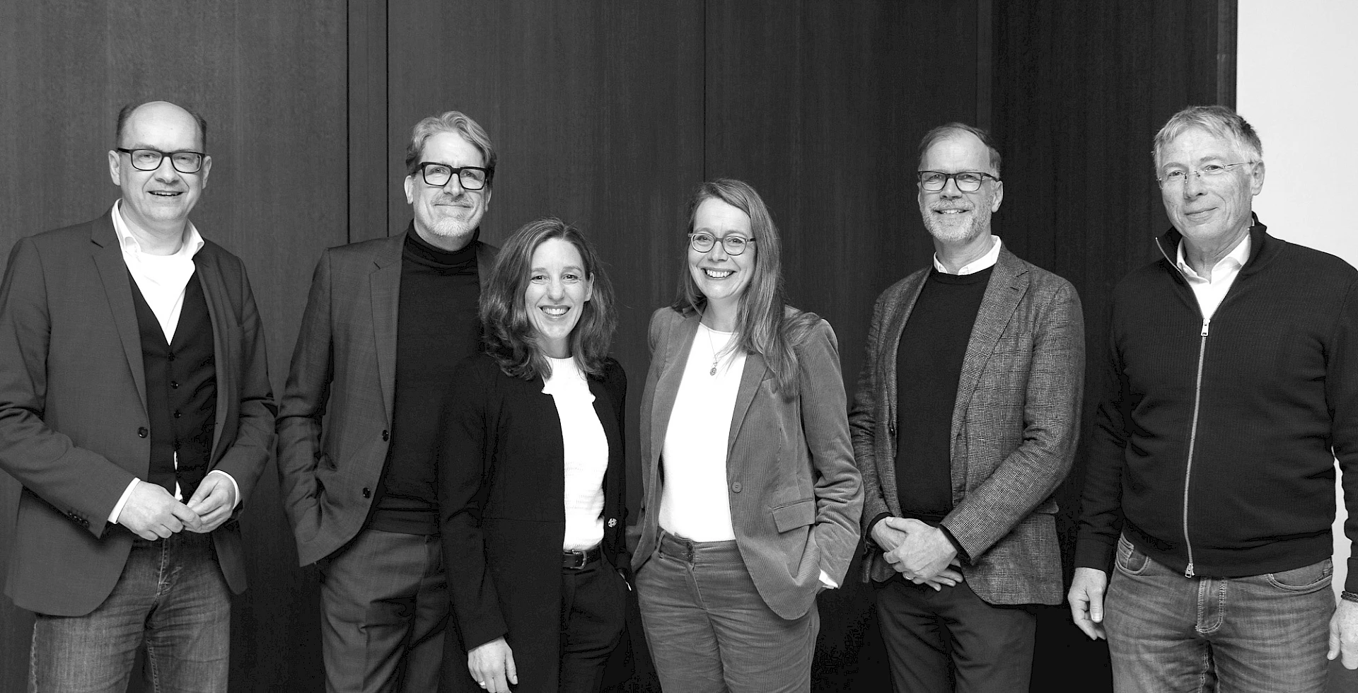 Der Vorstand von WESTFALEN BAUEN KULTUR bringt Fachwissen, Erfahrung und Haltung zusammen – aus Architektur, Planung, Kulturvermittlung, Partizipation und Denkmalpflege. Sie engagieren sich gemeinsam für eine Baukultur in Westfalen, die mehr ist als Gestaltung – nämlich Teilhabe, Verantwortung und Zukunftsgestaltung im Alltag. Von links nach rechts: Dr. Holger Mertens (Beisitzer), Martin Behet (Stellv. Vorsitzender), Friederike Abdelkader (Beisitzerin), Heike Schwalm (Beisitzerin), Andreas Heupel (1. Vorsitzender) und Thomas Rinne (Schatzmeister).  © BDA/Markus Bomholt